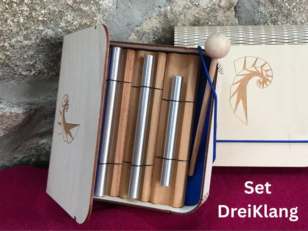 3 Metallklangstäbe mit Holzklöppel in einer mit blauem Filz ausgelegten Holzgeschenkbox
