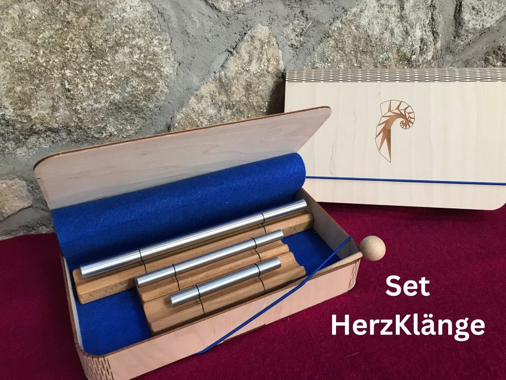 3 Metallklangstäbe mit Holzklöppel in einer mit blauem Filz ausgelegten Holzgeschenkbox